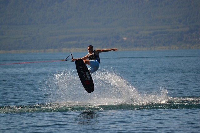 Lekker op je wakeboard in de zon